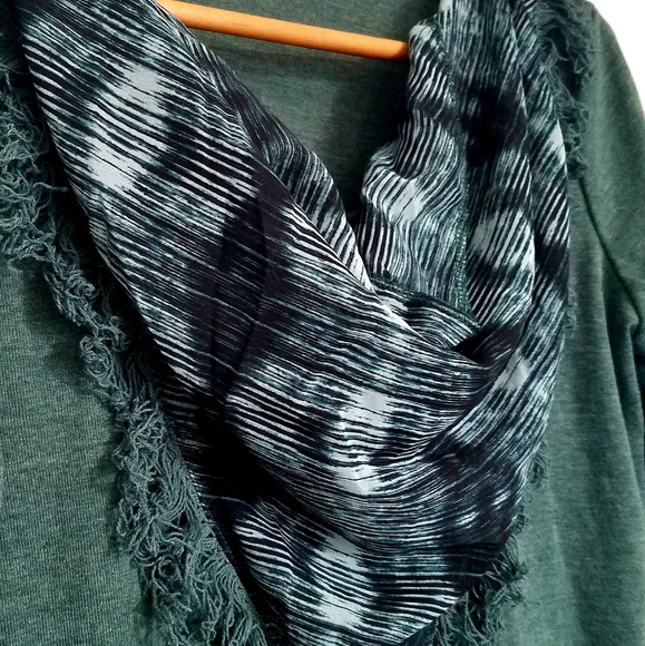 Signature Weekend Womens Top - Picture 2 of 5